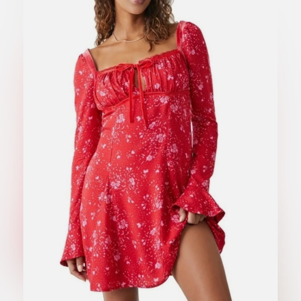NWT.....Free People Tess Velvet-Trim Red Floral Mini Dress Size Small - Picture 2 of 12